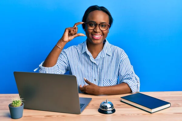 Mujer Africana Joven Que Trabaja Recepción Del Hotel Usando Ordenador —  Fotos de Stock