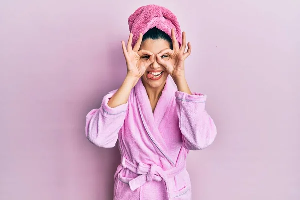 모자를 목욕하는 여성은 쌍안경이 내밀고 손가락을 바라보는 것처럼 괜찮은 몸짓을 — 스톡 사진