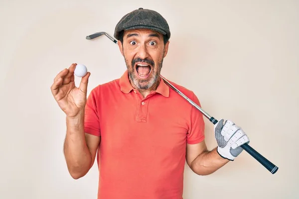 Medelåldern Hispanic Man Håller Golfklubba Och Boll Firar Galen Och — Stockfoto