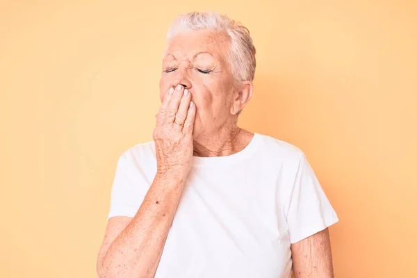 Ältere Schöne Frau Mit Blauen Augen Und Grauen Haaren Trägt — Stockfoto