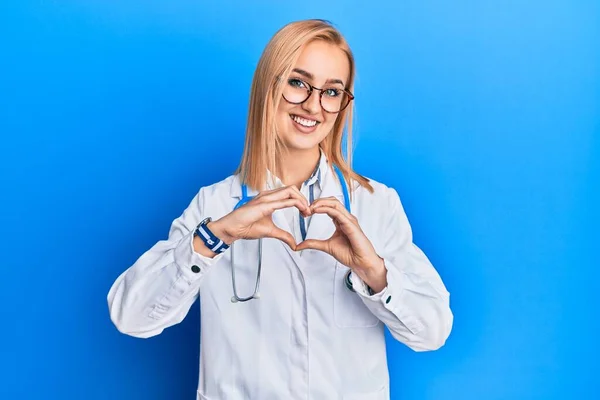 Krásná Běloška Nosí Lékařskou Uniformu Usmívá Lásce Dělá Tvar Symbolu — Stock fotografie