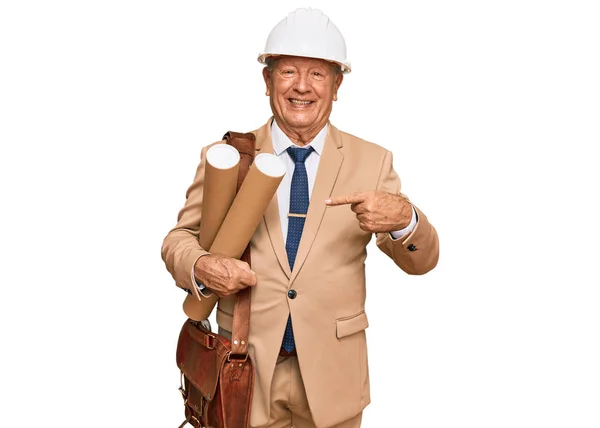 Uomo Anziano Caucasico Indossa Casco Sicurezza Che Tiene Cianografie Sorridenti — Foto Stock