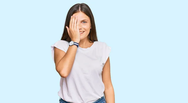 Beyaz Günlük Tişört Giyen Genç Beyaz Kadın Bir Gözünü Eliyle — Stok fotoğraf