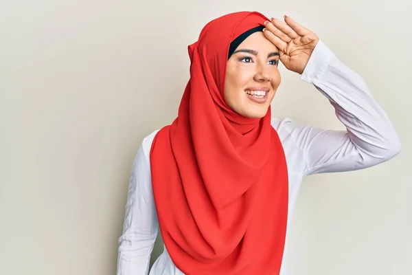 Junge Schöne Hispanische Mädchen Traditionellen Islamischen Hijab Schal Sehr Glücklich — Stockfoto