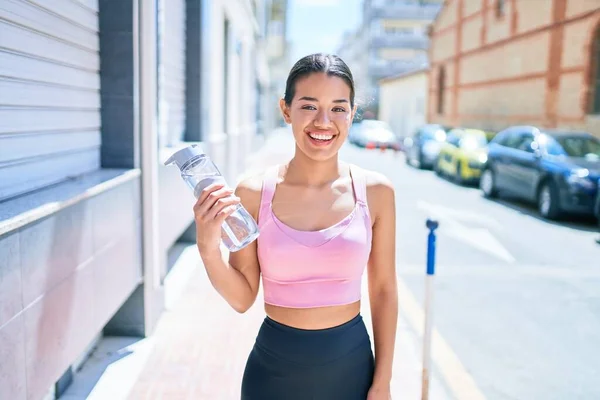 Mladý Krásný Hispánský Sportovní Žena Sobě Fitness Oblečení Úsměvem Šťastný — Stock fotografie