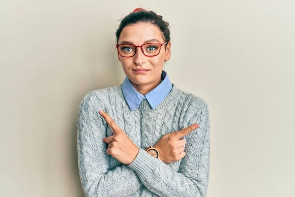 Ung Kaukasiska Kvinna Bär Casual Kläder Och Glasögon Pekar Båda — Stockfoto