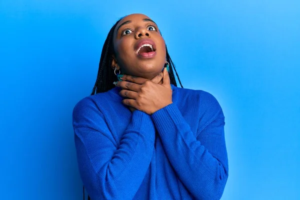 Jovem Afro Americana Vestindo Camisola Inverno Casual Gritando Sufocar Porque — Fotografia de Stock