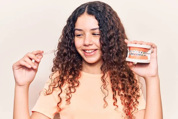 Adorable Adolescente Latino Sonriendo Feliz Pie Con Sonrisa Cara Sosteniendo — Foto de Stock