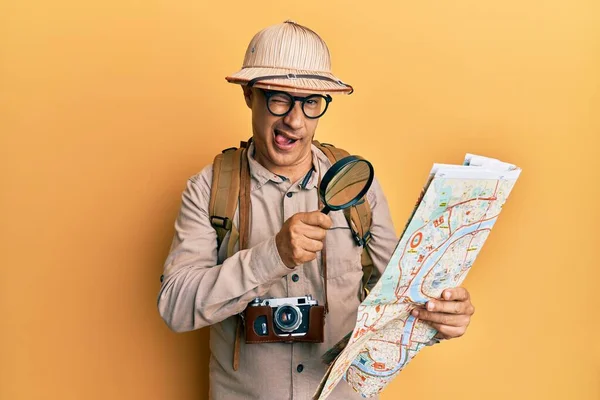 Homem Careca Meia Idade Usando Chapéu Explorador Segurando Lupa Mapa — Fotografia de Stock