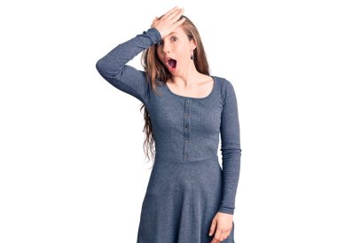 Gündelik elbise giyen genç, güzel sarışın kadın. Hatayla el ele tutuşup şaşırdı. Hatayı hatırla. Unuttum, kötü hafıza kavramı. 