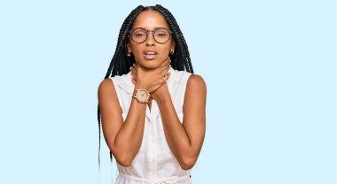 Güzel İspanyol kadın günlük kıyafetler ve gözlük takıyor bağırıyor ve boğuluyor çünkü acı verici bir boğulma var. Sağlık problemi. Boğulma ve intihar konsepti. 