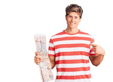 Şehrin haritasını tutan yakışıklı genç adam gülümseyen mutlu ve gururlu birini işaret ediyor. 