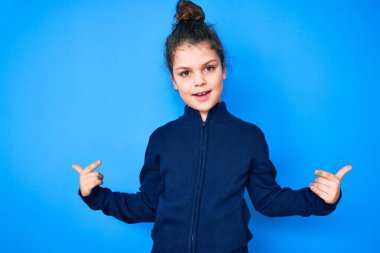 Hoş İspanyol çocuk gündelik kıyafetler giyiyor. Kendine güvenen, gülümseyen, kendini gururlu ve mutlu gösteren.. 