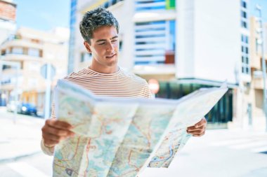 Sokak haritasına bakan yakışıklı beyaz bir turist.