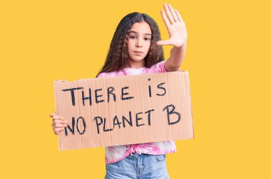 Elinde tuttuğu şirin İspanyol çocuk pankartı yok. Eli açık, dur işareti yapıyor. Ciddi ve kendinden emin bir ifadeyle, savunma hareketi yapıyor. 