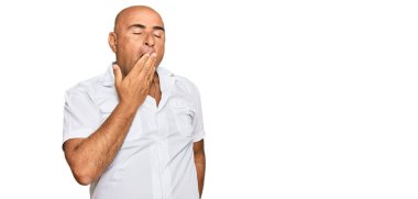 Bıyıklı, sıradan beyaz gömlekli olgun bir orta doğulu. Ağzı eliyle kapatmaktan sıkılmış. Huzursuz ve uykulu.. 