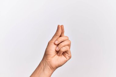 İzole edilmiş beyaz arka planda parmak, iş ve reklamla boş alan tutan beyaz bir gencin eli.