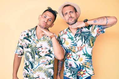 Yazlık şapka ve Hawaii gömleği giyen iki genç eşcinsel adam bıçak niyetine boğazlarını kesiyor, saldırganlığı şiddetli bir şiddetle tehdit ediyorlar. 