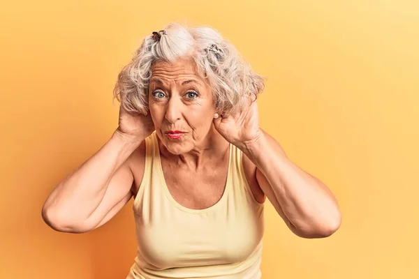 Femme Âgée Aux Cheveux Gris Portant Des Vêtements Décontractés Essayant — Photo