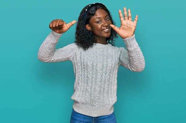 Mooie Afrikaanse Jonge Vrouw Draagt Casual Winter Trui Tonen Wijzen — Stockfoto