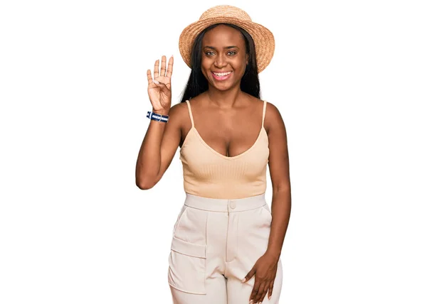 Молодая Черная Женщина Летней Шляпе Показывает Указывает Пальцами Номер Четыре — стоковое фото