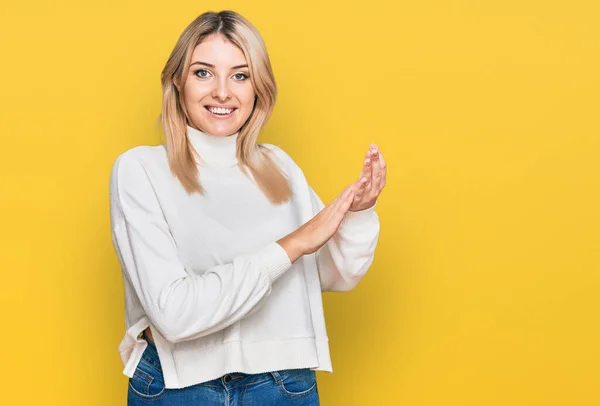 Jonge Blanke Vrouw Draagt Casual Winter Trui Klappen Applaudisseren Gelukkig — Stockfoto