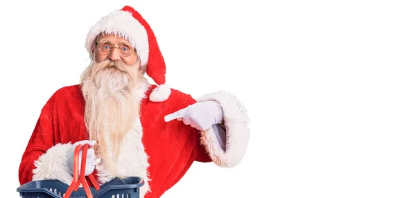 Oude Senior Man Met Grijs Haar Lange Baard Dragen Kerstman — Stockfoto