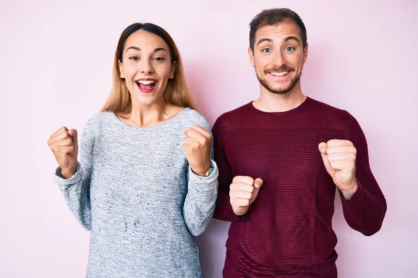 Belo Casal Vestindo Roupas Casuais Comemorando Surpreso Surpreso Pelo Sucesso — Fotografia de Stock