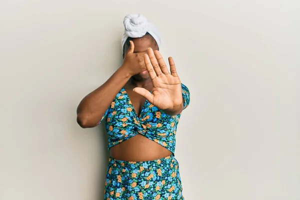 Mujer Africana Joven Con Turbante Pelo Estilo Africano Cubriendo Los —  Fotos de Stock