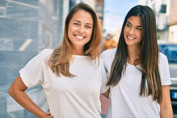 Hermosa Madre Hija Hispanas Sonriendo Felices Pie Ciudad —  Fotos de Stock