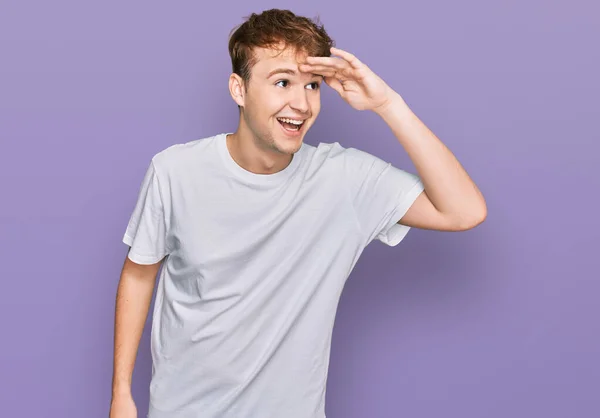 Young Caucasian Man Wearing Casual White Shirt Very Happy Smiling — Stock Photo, Image