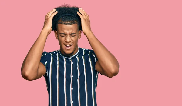 Uomo Afro Americano Con Capelli Afro Indossa Abiti Casual Che — Foto Stock