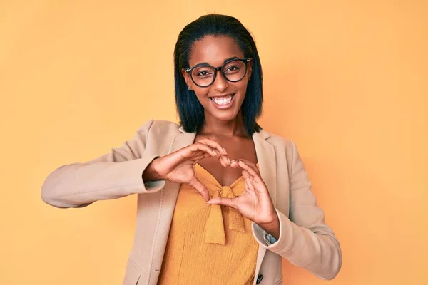 Jonge Afro Amerikaanse Vrouw Die Zakelijke Kleren Draagt Lachend Liefde — Stockfoto