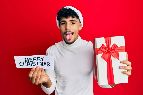 Молодой Араб Красивый Мужчина Рождественской Шляпе Веселым Рождественским Посланием Торчащим — стоковое фото