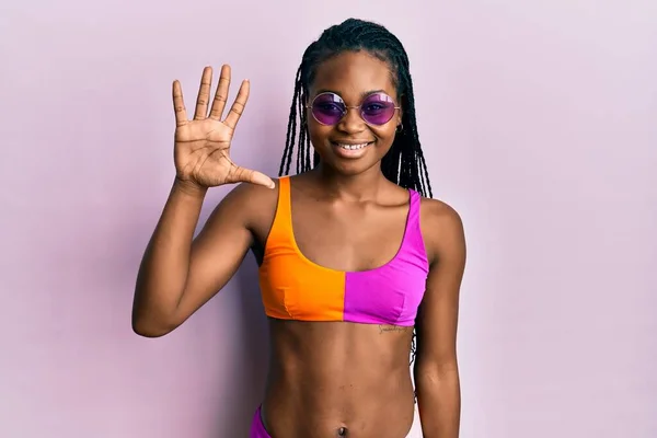 Jonge Afrikaans Amerikaanse Vrouw Draagt Bikini Zonnebril Tonen Wijzen Met — Stockfoto