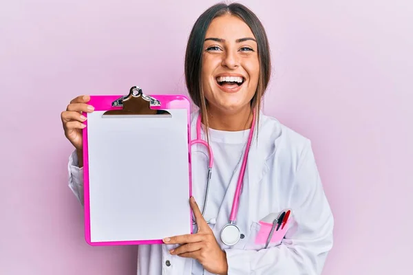 Doktor Steteskobu Takan Güzel Spanyol Kadın Elinde Bir Defteri Tutuyor — Stok fotoğraf