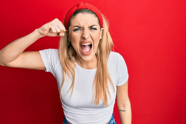 Mujer Caucásica Joven Con Camiseta Blanca Casual Enojado Loco Levantando — Foto de Stock