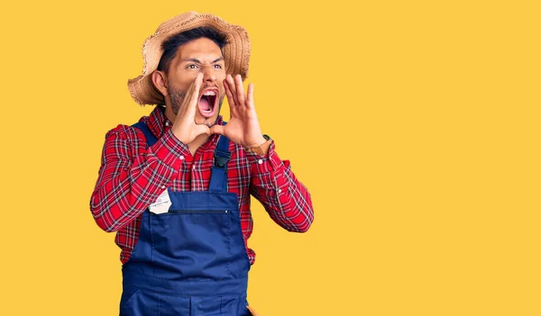 Guapo Latinoamericano Joven Weaing Handyman Uniforme Gritando Enojado Voz Alta —  Fotos de Stock