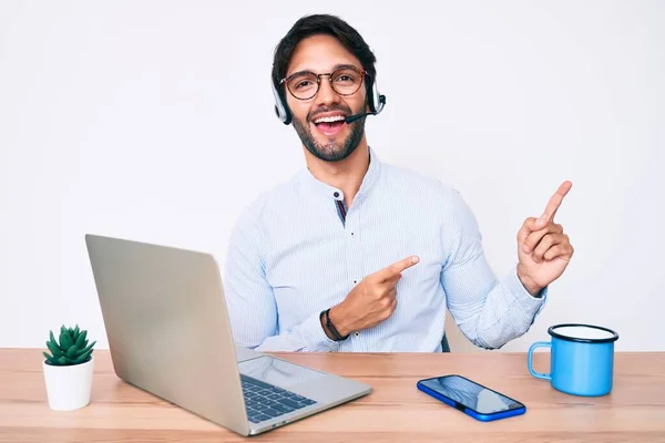 Bonito Homem Hispânico Trabalhando Escritório Usando Fone Ouvido Operador Sorrindo — Fotografia de Stock