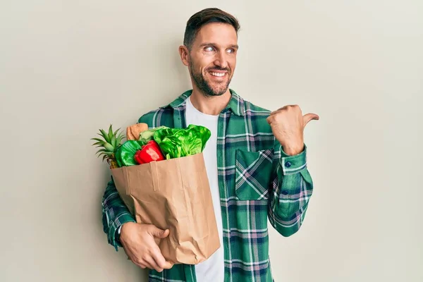 Bell Uomo Con Barba Che Tiene Sacchetto Carta Con Generi — Foto Stock