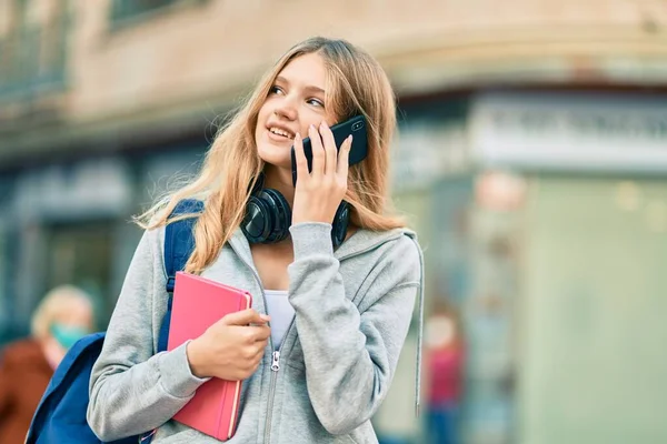 Vackra Kaukasiska Student Tonåring Ler Glad Talar Smartphone Staden — Stockfoto