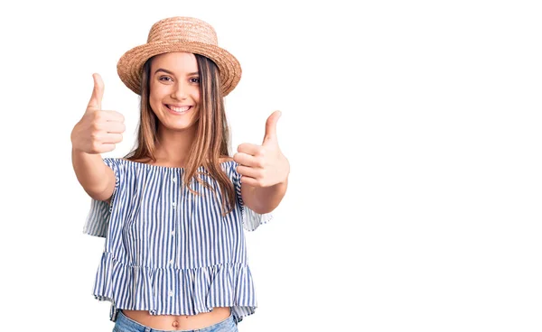 Menina Bonita Nova Vestindo Chapéu Shirt Aprovando Fazer Gesto Positivo — Fotografia de Stock