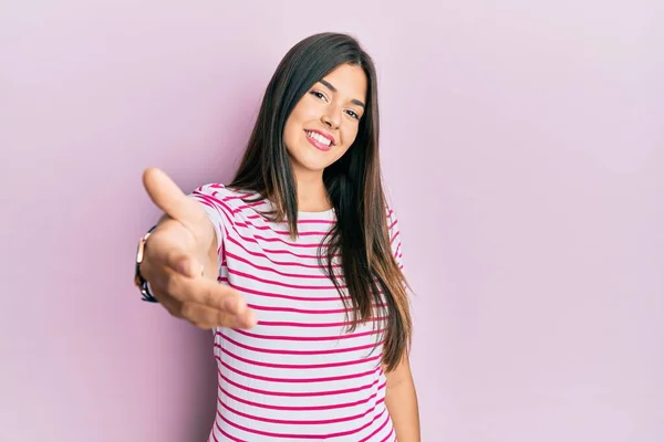 Joven Morena Vestida Con Ropa Casual Sobre Fondo Rosa Sonriente —  Fotos de Stock