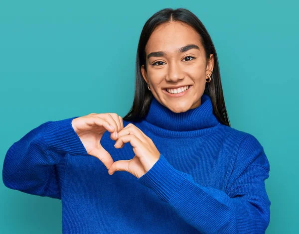 Jovem Mulher Asiática Vestindo Camisola Inverno Casual Sorrindo Amor Mostrando — Fotografia de Stock