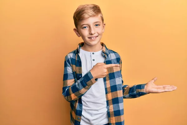 Petit Garçon Caucasien Enfant Portant Des Vêtements Décontractés Étonné Souriant — Photo