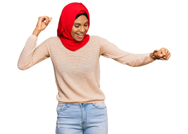 Joven Mujer Afroamericana Vistiendo Tradicional Bufanda Islámica Hijab Bailando Feliz —  Fotos de Stock