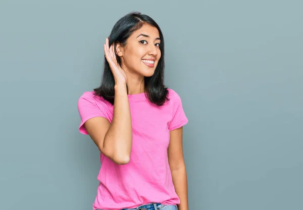 Bela Ásia Jovem Mulher Vestindo Casual Rosa Camisa Sorrindo Com — Fotografia de Stock