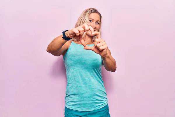 Mulher Loira Caucasiana Meia Idade Vestindo Roupas Esportivas Sobre Fundo — Fotografia de Stock