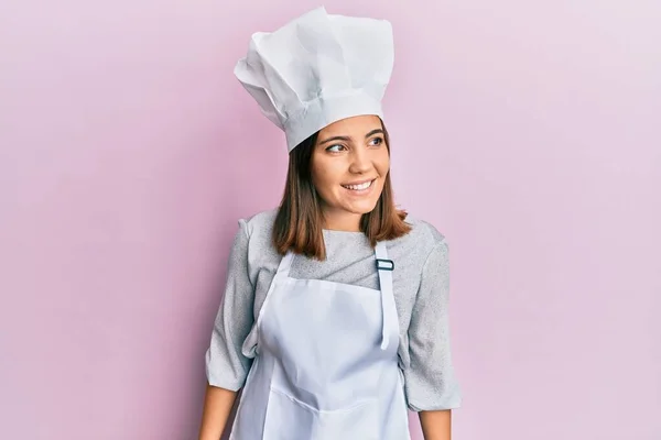 Mujer Hermosa Joven Con Uniforme Cocinero Profesional Sombrero Mirando Hacia — Foto de Stock