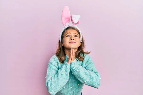 Kis Gyönyörű Lány Visel Aranyos Húsvéti Nyuszi Fülek Kolduló Imádkozó — Stock Fotó
